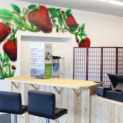 Veypur - Vaping bar with wonderful Strawberry design on the wall...