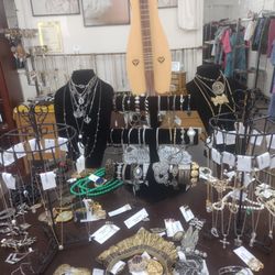 Thrift Lafayette - Vintage Jewelry