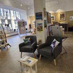 Left of Center Art Space - The open space Art Gallery and Studios is very well organized and very comfortable.