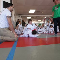 Brazilian Martial Arts Center - Mastre Marcelo Coaching The Kids