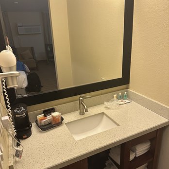 Comfort Inn Mount Shasta Area - Bathroom sink - Hotels Near Me - Weed, California Comfort Inn Mount Shasta Area - Bathroom sink - Hotels Near Me - Weed, California