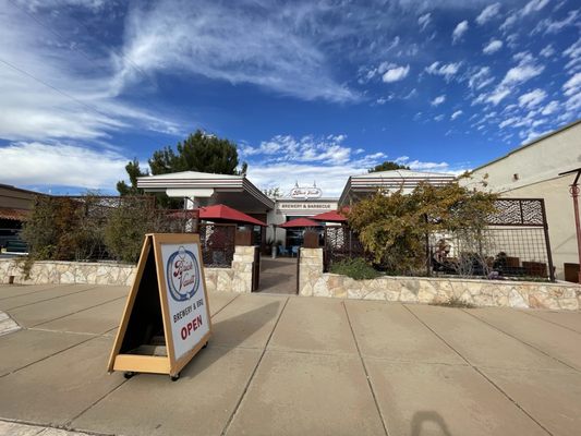 Brick Vault Brewery and Barbecue-Marathon by null