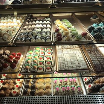 DeLillo Pastry Shop - Bakeries Near Me - Bronx, New York