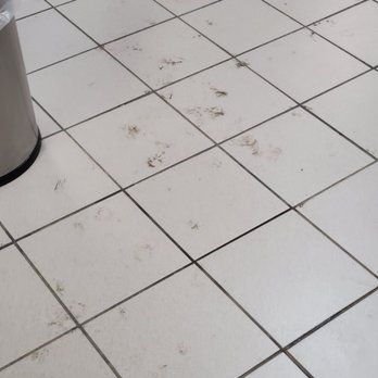 Casa De Fruta Chevron - Dirty floor, and nobody in store. - Farmers Market Near Me - Hollister, California