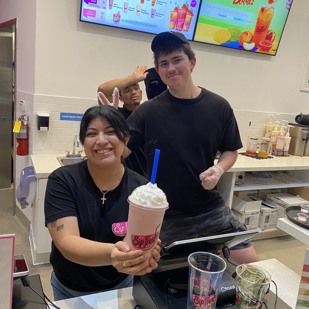 Sip Fresh - Friendly workers serving the freshly blended smoothie! - Juice Bars & Smoothies Near Me - Torrance, California Sip Fresh - Friendly workers serving the freshly blended smoothie! - Juice Bars & Smoothies Near Me - Torrance, California