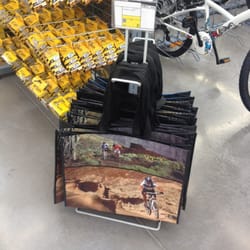 Decathlon - Cada sección tiene bolsas temáticas-reciclables :)