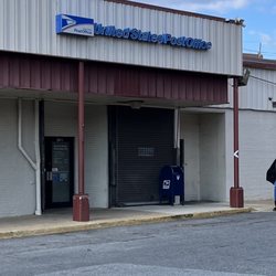 USPS - This is one of the most shady looking post offices I've ever seen. Almost looks like a Halloween Attraction. Lol.