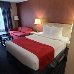Ramada by Wyndham Trenton - Queen bed with loveseat sofa