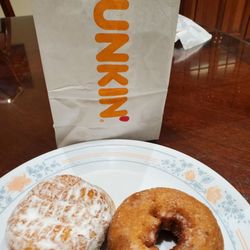Dunkin' - Bavarian cream and Glazed donut