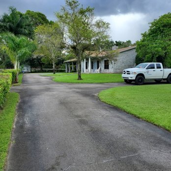 Creative Edge Lawn Maintenance LLC - Mowing - Lawn Services Near Me - Coconut Creek, Florida Creative Edge Lawn Maintenance LLC - Mowing - Lawn Services Near Me - Coconut Creek, Florida
