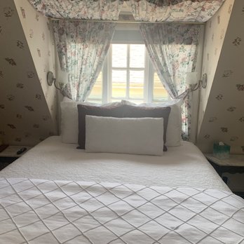 Bath Street Inn - Balcony Room bedroom. - Bed & Breakfast Near Me - Santa Barbara, California