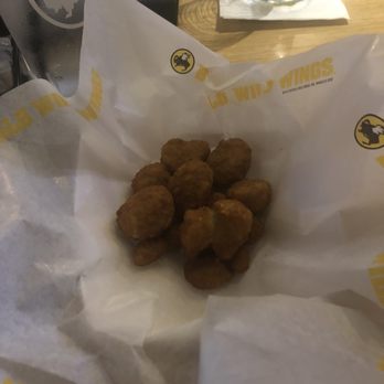 Buffalo Wild Wings - a VERY pathetic mushroom appetizer basket...notice the size of basket compared to what's inside for $6.99! - Chicken Wings Near Me - Mount Prospect, Illinois