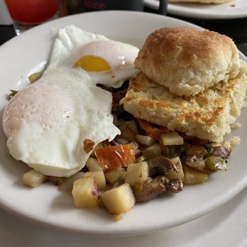 Otto's Place - Veggie hash w/ eggs over easy - New American Near Me - Galena, Illinois