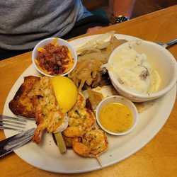 Filet with grilled shrimp and mashed potatoes