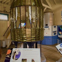 HI-Pigeon Point Lighthouse Hostel - Fresnel lens