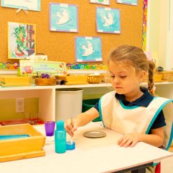 Winhold Preschool Academy - Using cotton swabs, we polished a tray and continued trying harder until there was no unpolished surface left. It's so fun!