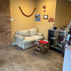 Four Brothers Pizza Inn & Restaurant - Lounge/waiting area