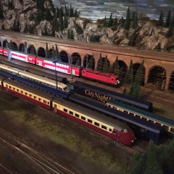 Modell Eisenbahn Club - Doppelstockwagen warten auf Einfahrt H0