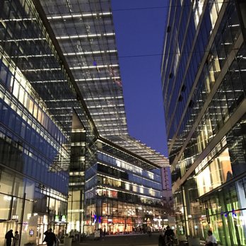 Fitness First - Weg btw Eingang zum Gym - Gyms Near Me - Berlin, BE