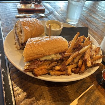 Trellis - French dip - Wine Bars Near Me - Dundee, Oregon