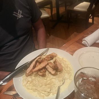Paisano's on Broadway - Fettuccine Alfredo with chicken - Italian Near Me - Richmond, Illinois