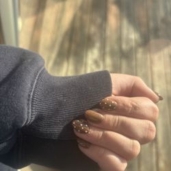 Classy Nails - brown gel with polka dot