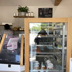 Mimi's Donuts & Dairy Barn - Entrance/counter