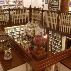 Mountain Quest Inn - A view of the library (20,000 books) from the second floor