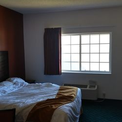 Landmark Inn At Fort Irwin - Filthy beds and stained carpets adore this fine establishment.