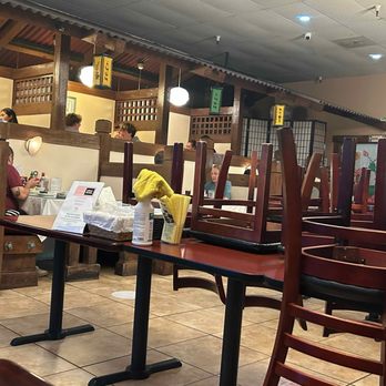 Pho Viet - interior: cleaning at closing time while still serving. - Vietnamese Near Me - San Rafael, California Pho Viet - interior: cleaning at closing time while still serving. - Vietnamese Near Me - San Rafael, California