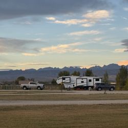 Highline Trail Rv Park - Wind River range to the north and around 8 sites on that side.