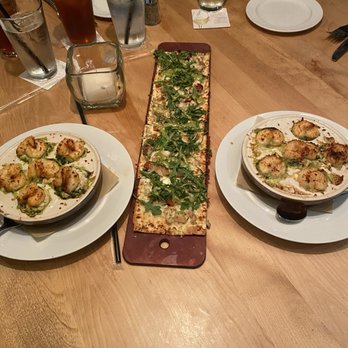 Seasons 52 - Pesto chicken and fresh mozzarella flatbread and lump crab and shrimp, stuffed mushrooms - New American Near Me - Garden City, New York