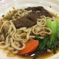 四海遊龍鍋貼水餃專門店 - Spicy beef noodle soup.