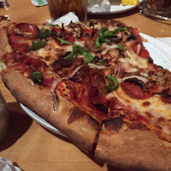 The Outlaw Saloon - This pizza wasn't as tasty as it looked - Beer, Wine & Spirits Near Me - Mammoth Lakes, California