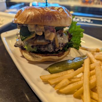 Dufy's Grill - Avocado burger - Tacos Near Me - Medford, Oregon