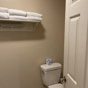 Cambria Pines Lodge - Bathroom - Hotels Near Me - Cambria, California Cambria Pines Lodge - Bathroom - Hotels Near Me - Cambria, California