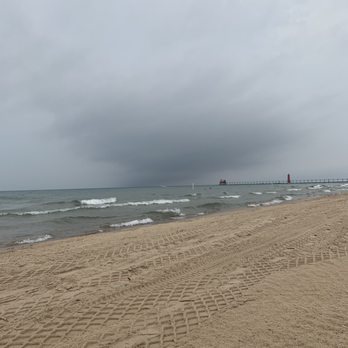 Grand Haven State Park - Overcast day at the beach - Beaches Near Me - Grand Haven, Michigan Grand Haven State Park - Overcast day at the beach - Beaches Near Me - Grand Haven, Michigan