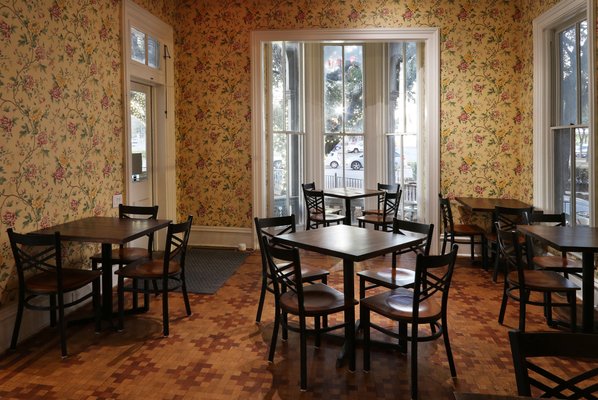 Walter's Tavern by null