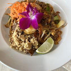 Chokh Di Noodle House - Pad Thai with chicken, shrimp, and steak