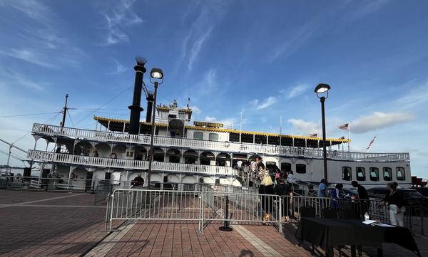 Paddlewheeler Creole Queen by null