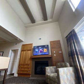 Fairways Hotel - Living room with vaulted ceiling - Hotels Near Me - Victoria, British Columbia