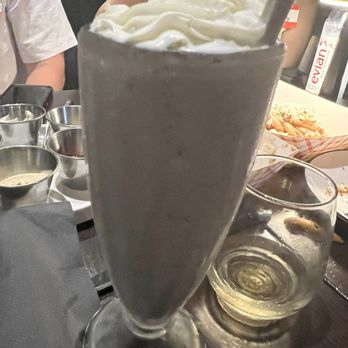 Le Rond Burgers - Cookies and cream milkshake - Burgers Near Me - Miami Beach, Florida