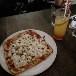 Resto-Bar Faste-Fou - Walnuts and goat cheese pizza with orange drink