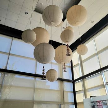 Hong Huong - several paper lanterns hanging from the ceiling - Vietnamese Near Me - Edmonton, Alberta Hong Huong - several paper lanterns hanging from the ceiling - Vietnamese Near Me - Edmonton, Alberta