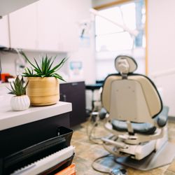Burien Dental - Dental treatment chair in the examination room at Travelle Family Dentistry office in Burien, WA