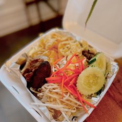 Yin Dee Lao & Thai Streetfood Restaurant - Lao sausage with veggies ; IG: Cereus_eats