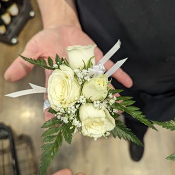 Stater Bros. Markets - a person holding a bouquet of flowers - Grocery Near Me - Calimesa, California Stater Bros. Markets - a person holding a bouquet of flowers - Grocery Near Me - Calimesa, California