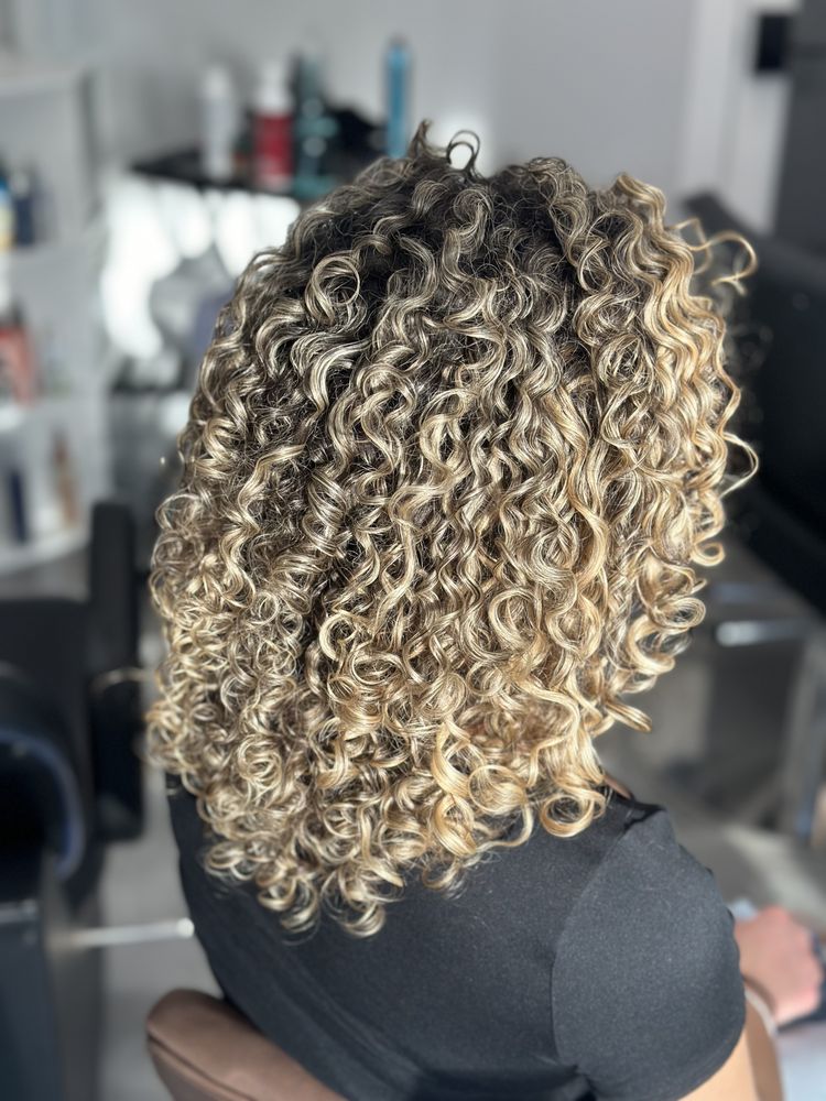 Hair By Reanna Marie Logo