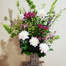This arrangement was sent to a friend for her birthday, and I just love the natural beauty of it. Nothing too overdone or flashy. This arrangement was sent to a friend for her birthday, and I just love the natural beauty of it. Nothing too overdone or flashy.