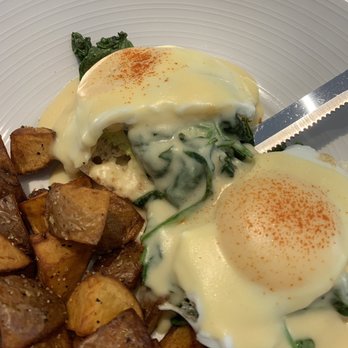 Bogart's Cafe - Spinach eggs Benedict - Breakfast & Brunch Near Me - Honolulu, Hawaii